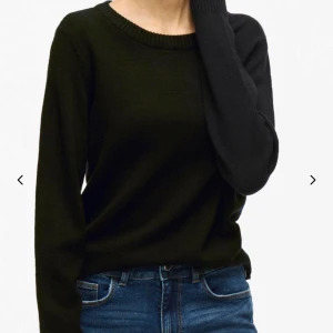 Svart stickad tröja från Vila - Säljer en klassisk svart stickad tröja från Vila. Tröjan har en rund halsringning och långa ärmar, perfekt för kyligare dagar. Den är enkel att matcha med olika outfits och ett måste i garderoben.