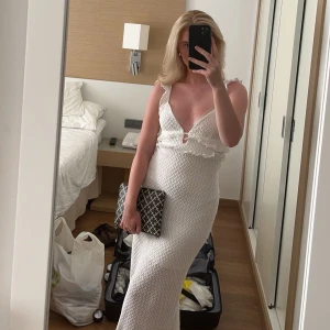 Vit långklänning med volangdetaljer - Endast använd vid två tillfällen på en semester förra året så den är precis som ny. Nypris 499kr. Passar mig perfekt i längden som är 165cm.