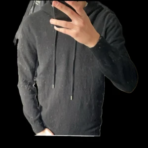 Merinoull hoodie - Tja! Säljer nu min assköna tröja! Känns som merinoull. Storleken är M och passar dig runt 183-188 skulle jag säga. Vid snabb affär kan ja gå ner i pris! Tveka inte vid frågor🔥