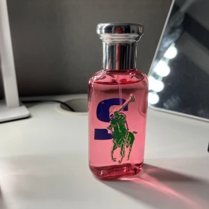 Rosa parfymflaska från Ralph Lauren - Säljer då doften inte passar mig, men luktar jättegott. 