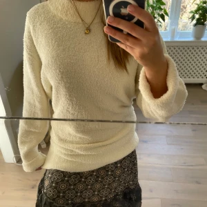 Ulltröja- Vit - VIT ULLTRÖJA 💙  Mysig vit ulltröja från Ahlens i storlek XL. Perfekt för kyliga sommarnätter och kalla vintermorgnar! Aldrig använt och prislappen sitter kvar 🤍  STORLEK - XL PRIS går att diskutera   Skriv om du har frågor 🫶