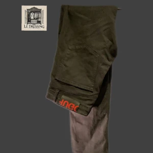 Svarta Hugo Boss Jeans  - Storlek 31-34 sitter väldigt bra. Knappt använda. Nypris runt 1600kr