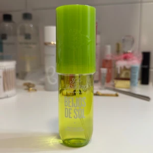 Beijos de Sol 90 ml Sol de Janeiro - Beijos de Sol från Sol de Janeiro, 90 ml. Helt ny och oöppnad 🥥🌺 Topp: persikoskal, mangonektar. Mellan: kronblad från frangipani, kokosmjölk. Bas: solskogar, vit mysk.