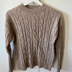 Beige stickad tröja  - beige kabelstickad tröja 