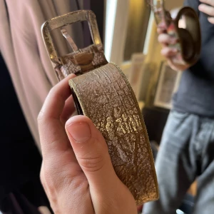 Unikt thriftat bälte - Kvaliteläder med handgjord stål-bricka. Har ett lager reflektivt silver på lädrets utsida som speglar ljus lite coolt, rätt långt bälte, passar upp till w38 iallafall 😙🙏