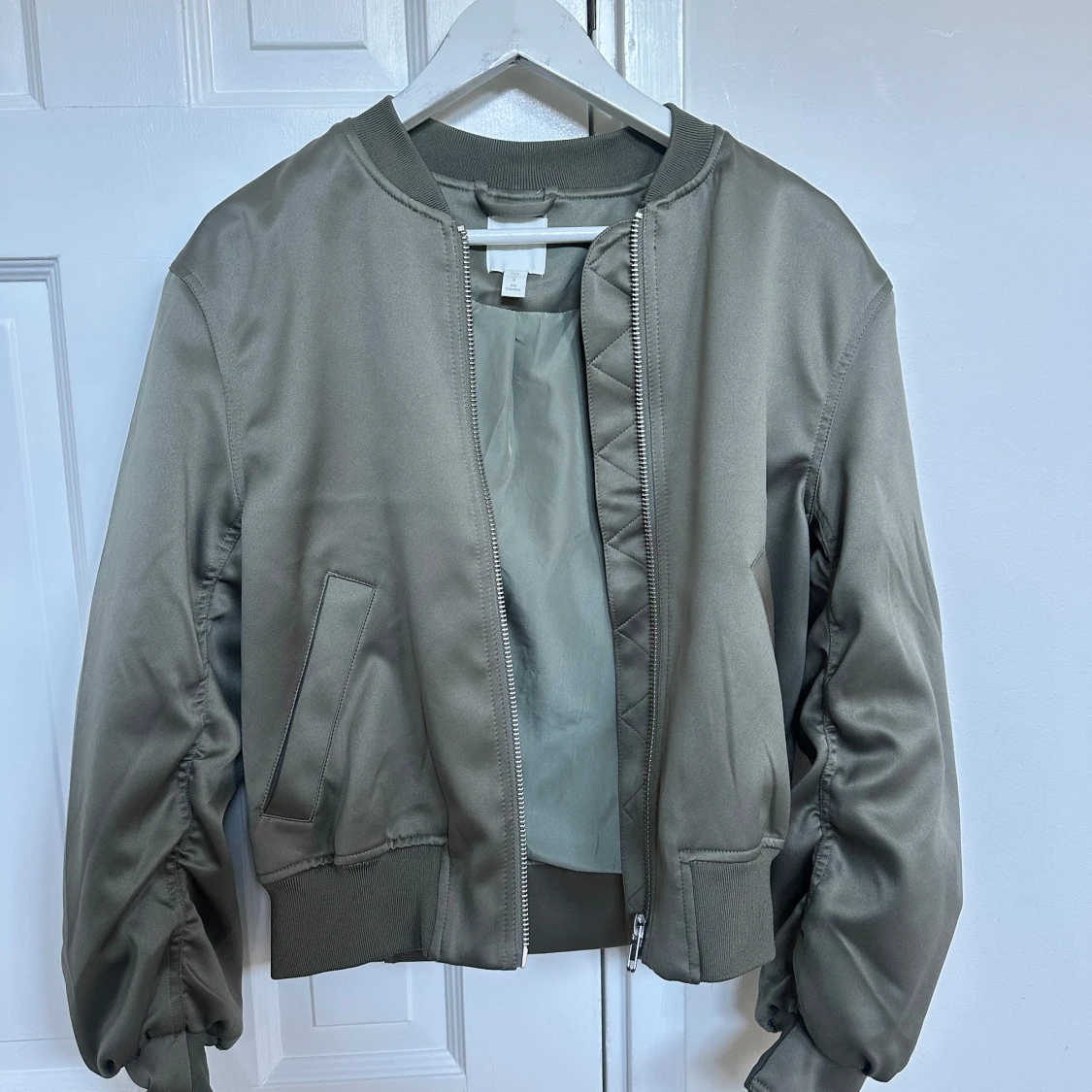 Olivgrön bomberjacka - 1