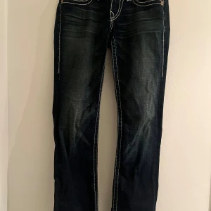 True religon jeans - Säljer nu ett par lågmidjade mörkblåa true region Jeans😇 de är straight modell😁