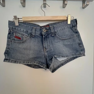 Blå lågmidjade jeansshorts - Så snygga lågmidjade mini jeansshorts i perfekta ljusblåa färgen, skriv privat för fler bilder och mått💕💕🔥