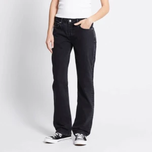 Svarta jeansbyxor - Snygga svarta jeansbyxor med rak passform. De är helt oanvända och är perfekta för en avslappnad stil. 