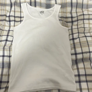 Vit linnetopp från 157 - Säljer en klassisk vit linnetopp från 157. Perfekt för varma dagar eller som ett basplagg i garderoben. Tillverkad i mjukt och bekvämt material.Inte använd🌟