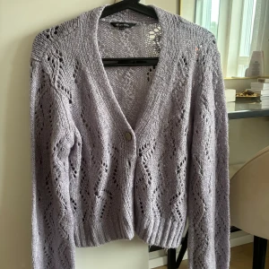 Ljuslila stickad kofta från Happy Holly - Säljer en ljuslila stickad kofta från Happy Holly! Superfin 💜