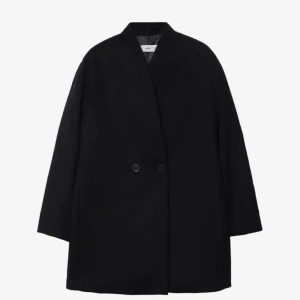 Svart kappa från Mango - Tunn svart kappa från Mango, köpt för 800 kr