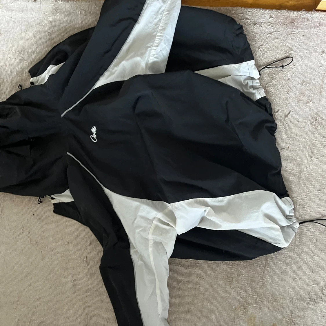 Svart och vit vindjacka från Cortez