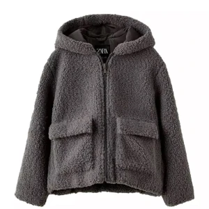 Grå teddyjacka från Zara - Mysig grå teddyjacka från Zara med huva och dragkedja. Jackan har två stora fickor framtill och är perfekt för kyligare dagar. Den är tillverkad i ett mjukt och fluffigt material som håller dig varm och bekväm. Använd 3 gånger, så som ny. Passar nog xxs och xs även