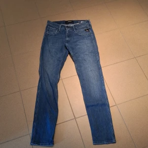 Replay Anbass - Säljer just nu dessa feta Replay Anbass Jeans! Mycket bra skick. W28 L30! 449 Kr❗️Pris kan diskuteras vid snabb affär!