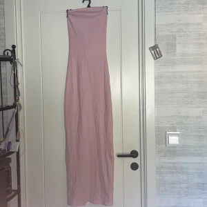 Rosa ribbad långklänning från FB Sister - Säljer en stilren rosa långklänning från FB Sister. Klänningen är ribbad och har en smickrande passform. Perfekt för en somrig look. Hör av dig vid intresse! 🌸