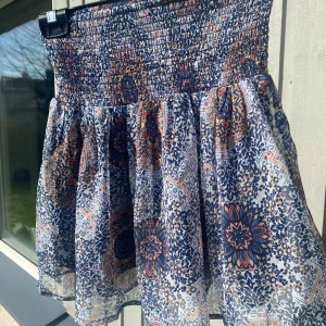 Mönstrad kjol  - Säljer en färgglad och mönstrad kjol från ONLY. Kjolen har ett elastiskt midjeband så passar allt mellan XS-L beroende på hur man vill att den ska sitta!