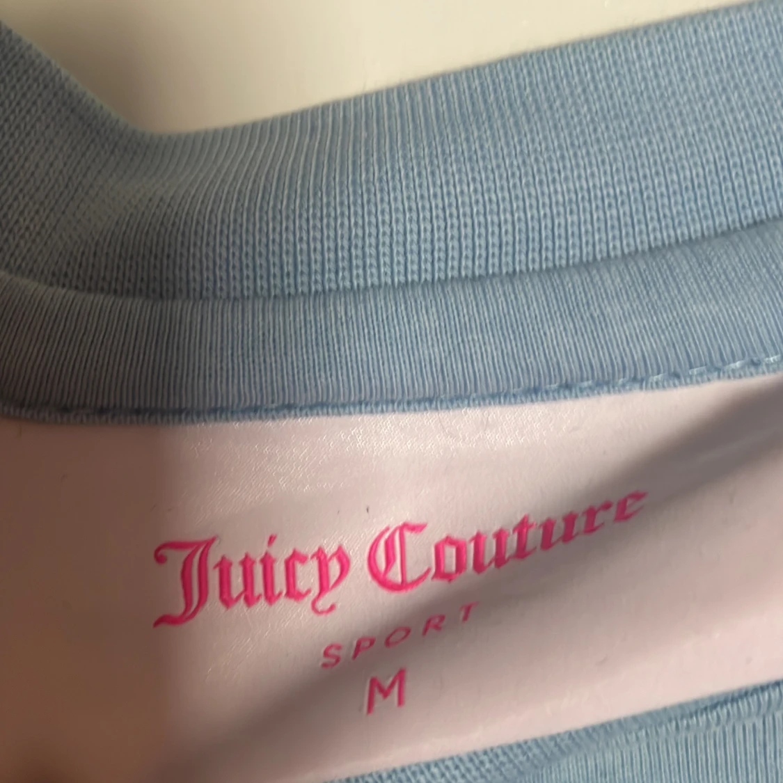 Blå croppad tränings t-shirt från Juicy Couture - 2