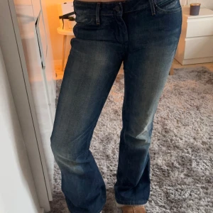 Blå low waist jeans med bootcut - Snygga blå jeans med bootcut, jättebra skick ifrån wrangler!! Skriv för frågor 
