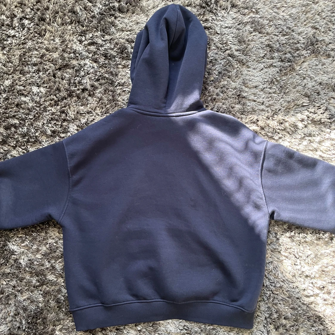 Mörkblå hoodie från Gina Tricot - 2