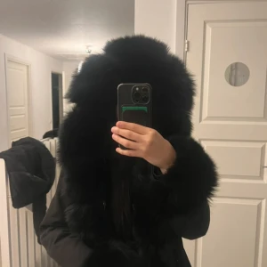 Svart parkajacka - Snygg svart Fatima parkajacka. Använd en vinter, i jättebra skick. Håller en varm under vintern, tjockt teddy foder inuti. Storlek S men funkar lika bra storlek M.