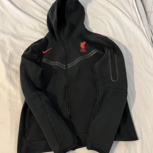 Liverpool nike tech  -  "Säljer en Liverpool Nike Tech i storlek M. Den är i bra skick, utan repor eller skador. Kontakta mig för mer information eller bilder!