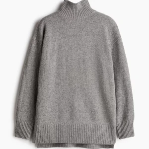 Grå stickad polotröja - H&M grå stickad polotröja. Aldrig använd i nyskick skriv för egna bilder💕