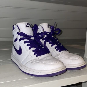 Nike Air Jordan 1 Retro High  - Jag säljer dem pga fel storlek. Jag har använt dem bara några få gånger så det är i bra skick. Jag har lådan och extra skosnören. 