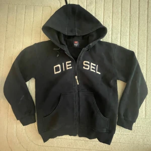 Diesel kofta - fin diesel kofta i str 176 men passar mindre storlek använd