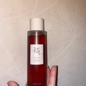 Ginseng Essence Water från Beauty of Joseon - Säljer Ginseng Essence Water från Beauty of Joseon i en elegant flaska med vit kork. Innehåller 150 ml av en rödaktig essens som är berikad med ginsengextrakt. Perfekt för att återfukta och ge näring till huden. Har bara testat den en gång arnas är den som ny.