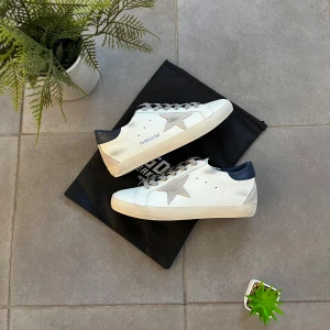 Golden goose skor - Tjo, säljer dessa feta skor nu till våren. Dem är i storlek 40 och är i nyskick. Hör av er vid frågor och annat.