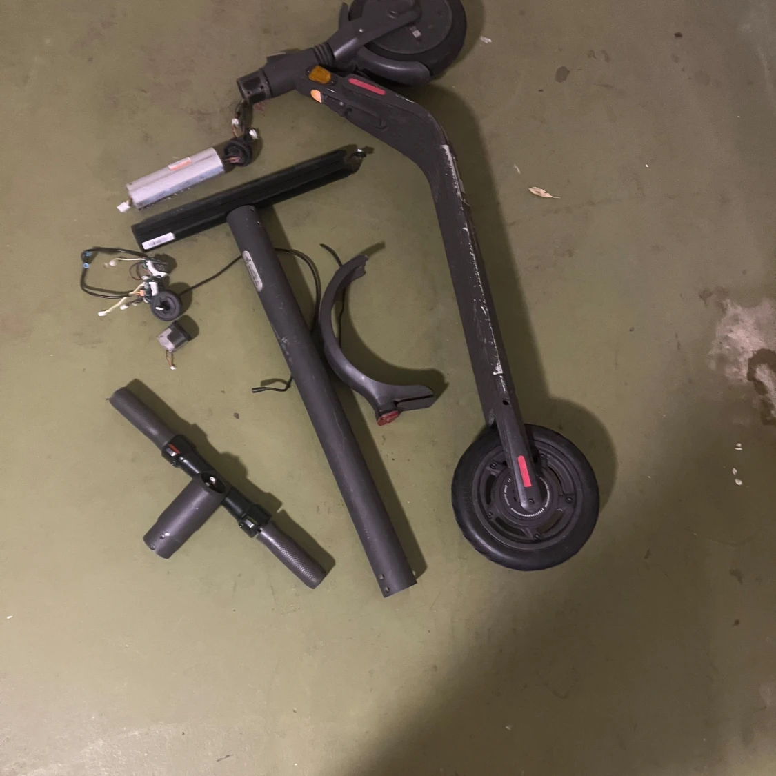 Svart elscooter i delar - 1