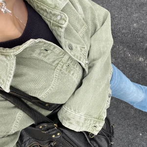 Grön jeansjacka Zara - Säljer den gröna poppis jeansjackan från Zara, pgd att den inte längre får plats i garderoben, tyvärr!! Jätte fin till sommaren,  nästa helt ny men använd väldigt få gånger💓😇🌸