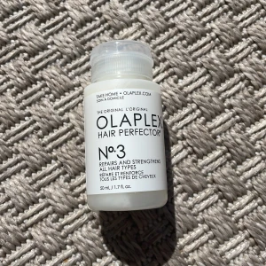 Olaplex n3 hair perfector - Olaplex hair perfector 50ml. Har aldrig använts o fick i julklapp tsm med Olaplex 4 o 5. Just denna kmr ej till användning men har haft en sånhär innan o den har varit riktigt bra, dock så tycker jag att det är lite tjafsigt att blöta håret innan man duschar o ha i den i 10 min men man e olika så hoppas nån annan får bättre användning av den💗