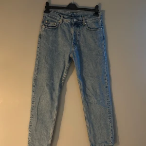 Weekday Barrel 28/30 - Säljer ett par jeans från weekday i modellen Barrel. De är i fint skick och i storleken 28/30 skulle liknas till S