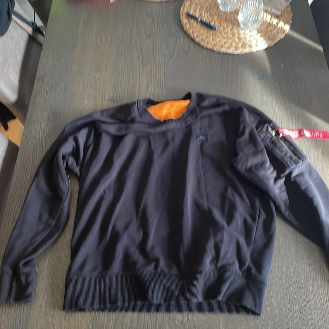 Svart sweatshirt från Alpha Industries