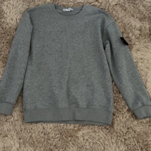 Stone Island tröja ! - Säljer en skön Stone Island tröja som passar me alla slags kläder, billigt och smidigt! Nypris 1799 men jag säljer för 699! Hör av er vid funderingar, storleken passar M men även S! 