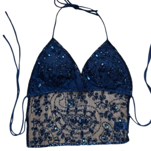 Vintage y2k Svart broderad paljetter croppad halterneck topp - Populär Halterneck topp som knyts i nacken och runt ryggen. Ingen storlek men skulle säga passar en XS-S ksk liten M. Inbyggda cups. Köpt på depop