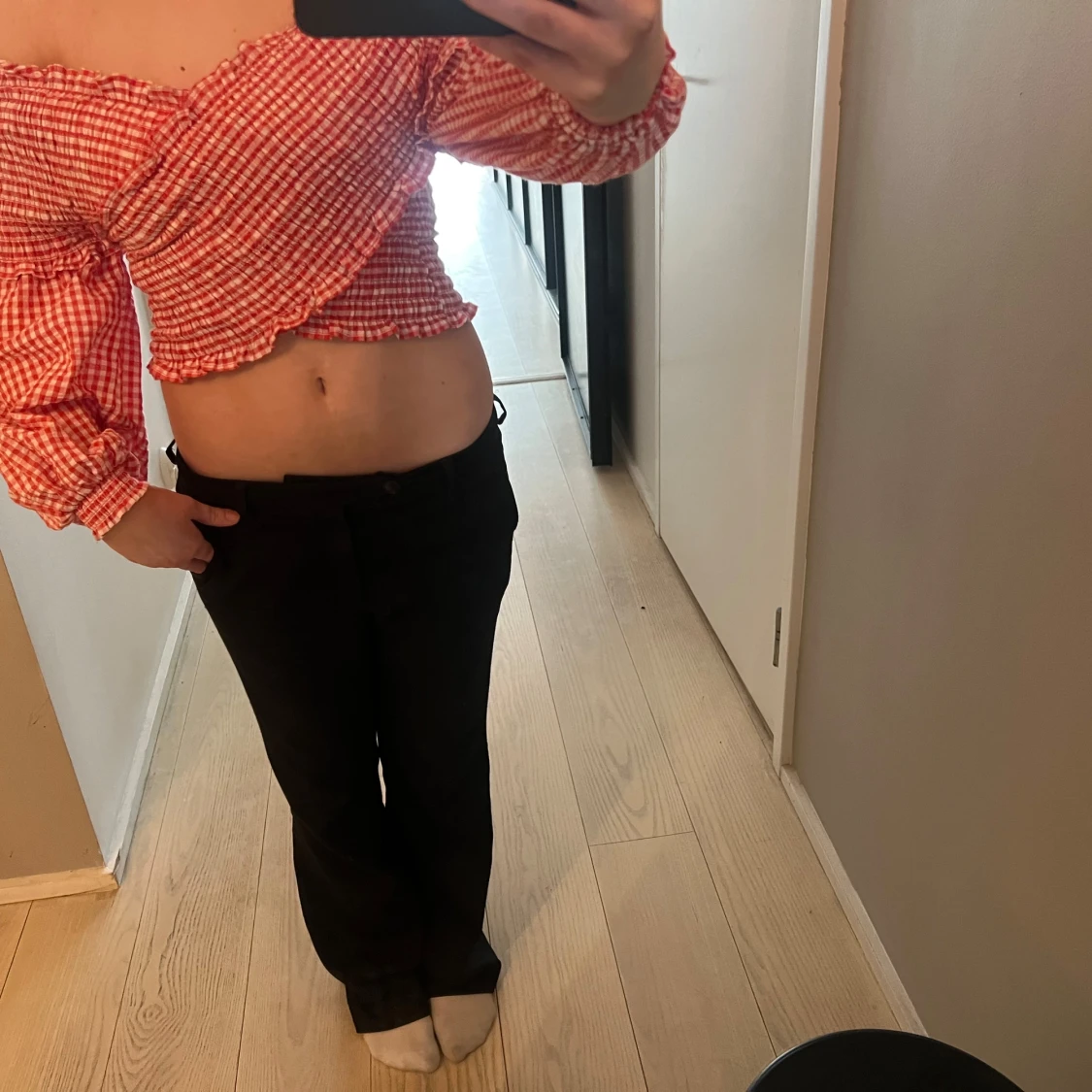 Röd och vit offshoulder blus