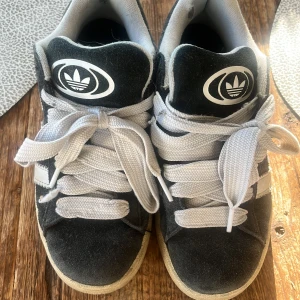 ÄKTA adidas campus i svart - ÄKTA adidas campus i svart, bra skick.