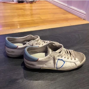 Philippe model - Säljer dem då jag inte har någon användning för dem. Strlk 43 men är väldigt stora i passformen. Dem har sätt bättre dagar men dem funkar där utav priset