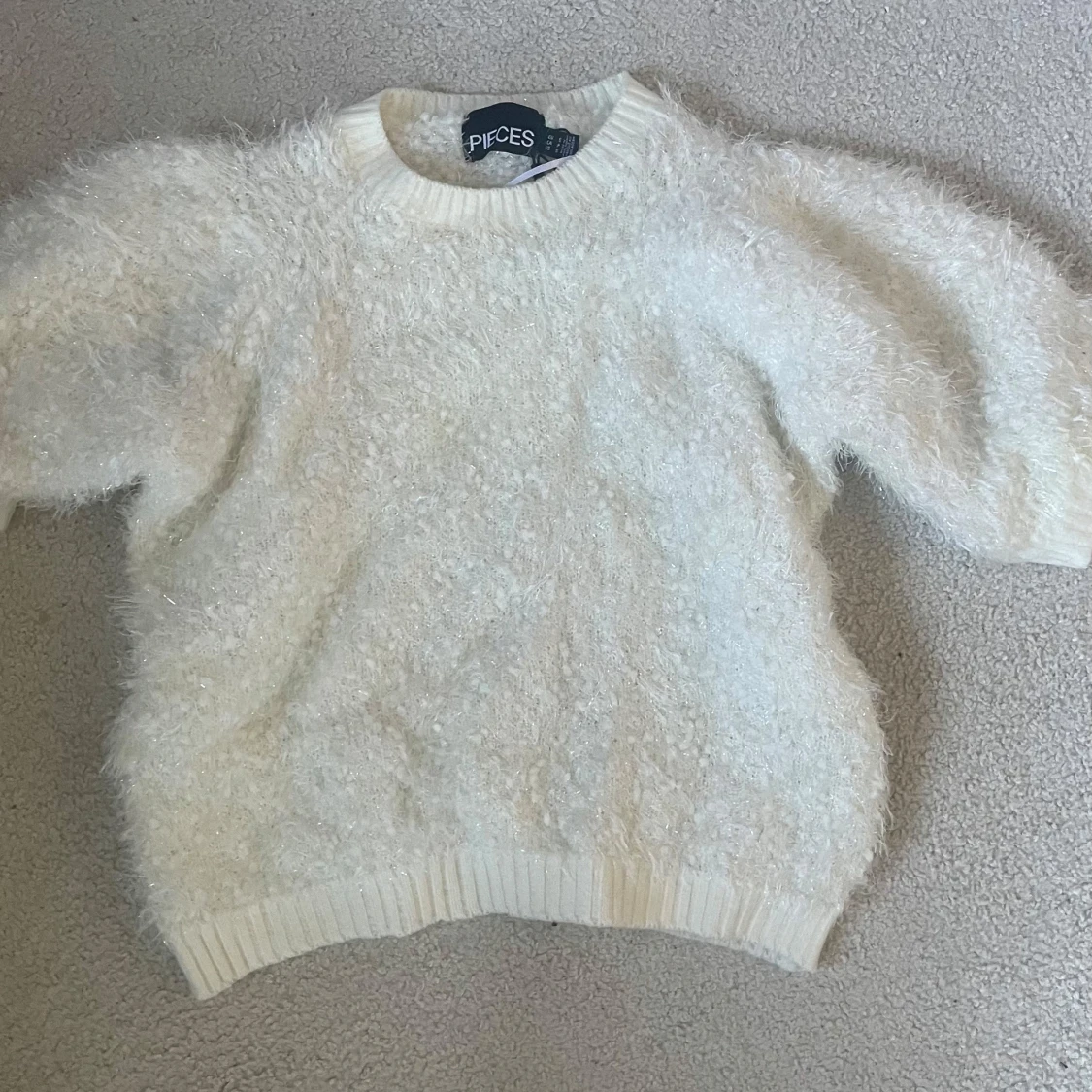 Vit fluffig tröja från Pieces