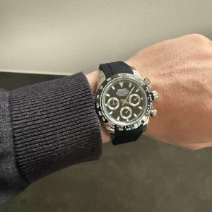 Seiko daytona Mod - Stilren Seiko kronograf med svart urtavla, tre subdials och silverfärgade detaljer. Klockan har svart gummiband och boett i silverfärgad metall. Perfekt accessoar för dig som gillar sportig och klassisk design.