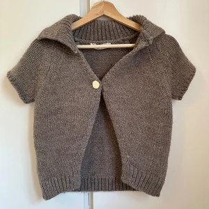 Mysig Zara kofta💞 - Säljer denna superfina kofta från Zara!💓Den är endast använd en gång och i perfekt skick🤩Säljer då den inte riktigt är min stil och kom inte till användning!💘