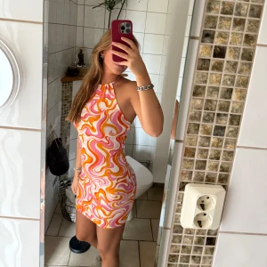 Klänning - Hög hals med en halterneck-knytning i nacken🌺