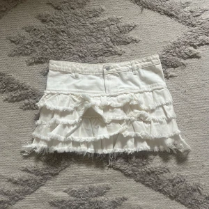 Vit jeanskjol med volanger - Skit snygg jeans kjol som inte går att få tag på 💕