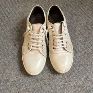 Grå vita lanvins  - Schyssta grå/vita lanvins i storlek 46/uk12. Schysst pris! Hör av er om ni har fler frågor! Pris kan diskuteras!