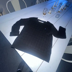 Stickad Ralph Lauren tröja - 🍾 Dags och sälja min stickade Ralph lauren tröja som är eftertraktad, beror på att märket är i blå färg som är svår o få tag i. Såklart är den äkta, köpt för 1500+. Skick 9/10, knappt använd. Passar sjukt bra till skjortor och pikéer. Detta får ni inte missa! Tveka inte att skriva vid frågor och funderingar, pris ej hugget i sten, kan gå ner vid snabb och smidig affär 🍾 