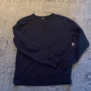 Svart arket sweatshirt - En enkel och stilren svart sweatshirt i bomull. Tröjan har rund halsringning, långa ärmar och ribbade muddar vid ärmslut och nederkant. 