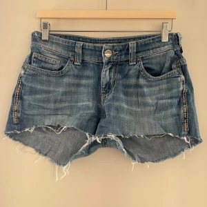 Snygga Jeans Shorts Med Låg Midja - Rekativt Bra Skick • Insydda I Midjan